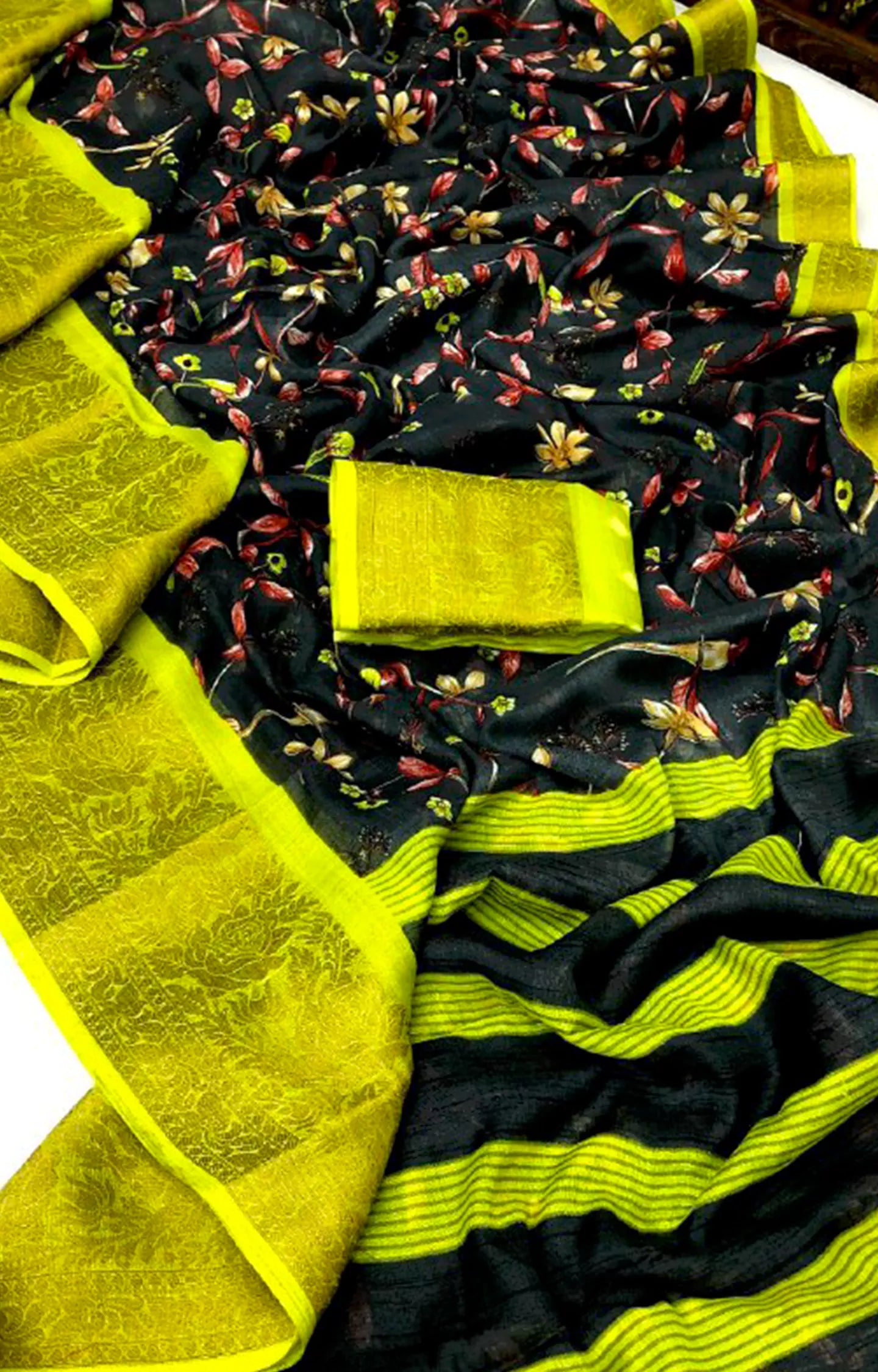 NOTICE SOFT LINEN DIGITAL PRINT SAREE.