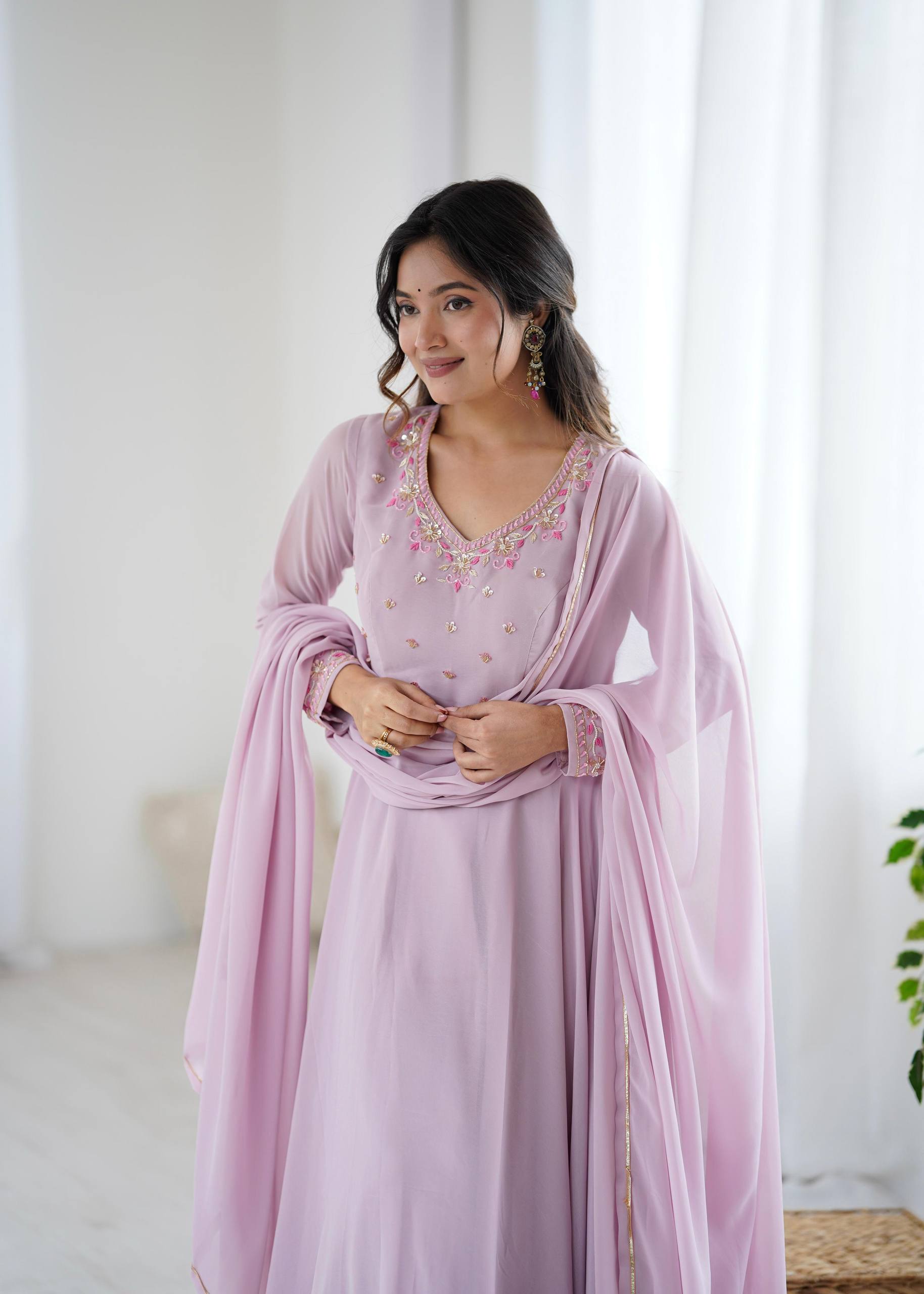 Review Fox Georgette Neck And Sleeve Handwork Gown