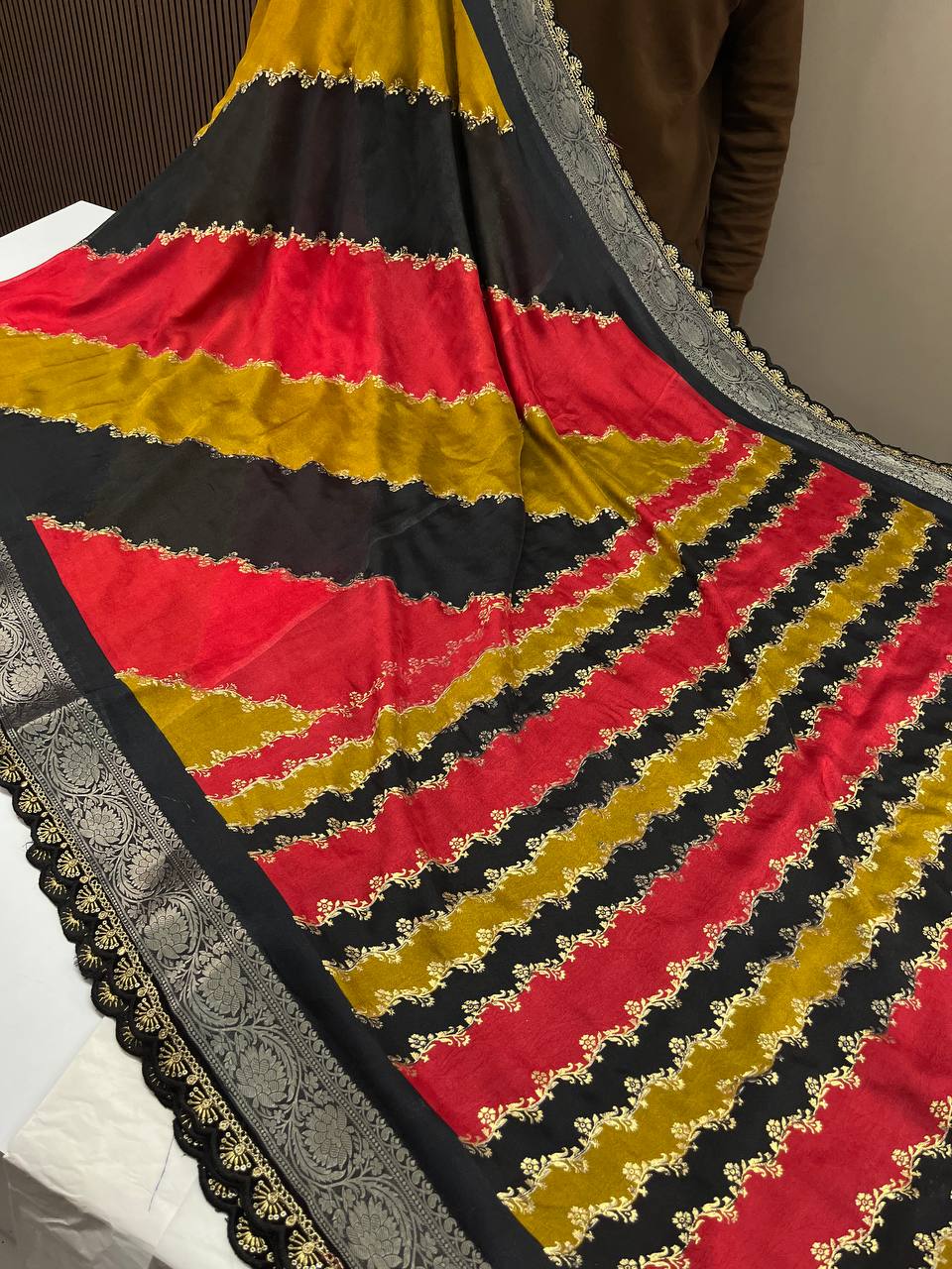 Raaviz Dola Mass Mello Foil Printed Saree