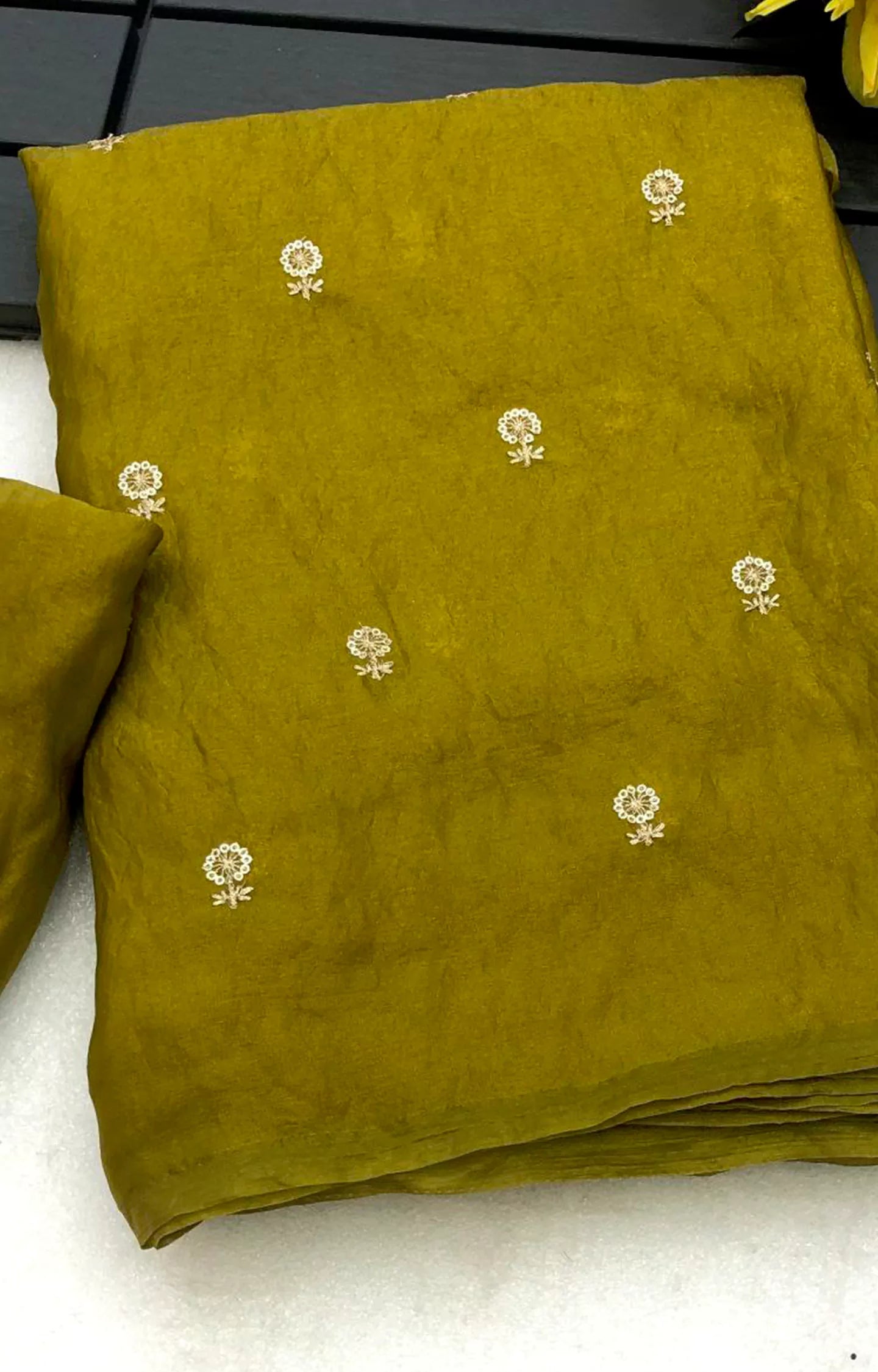 #Color_Gold
