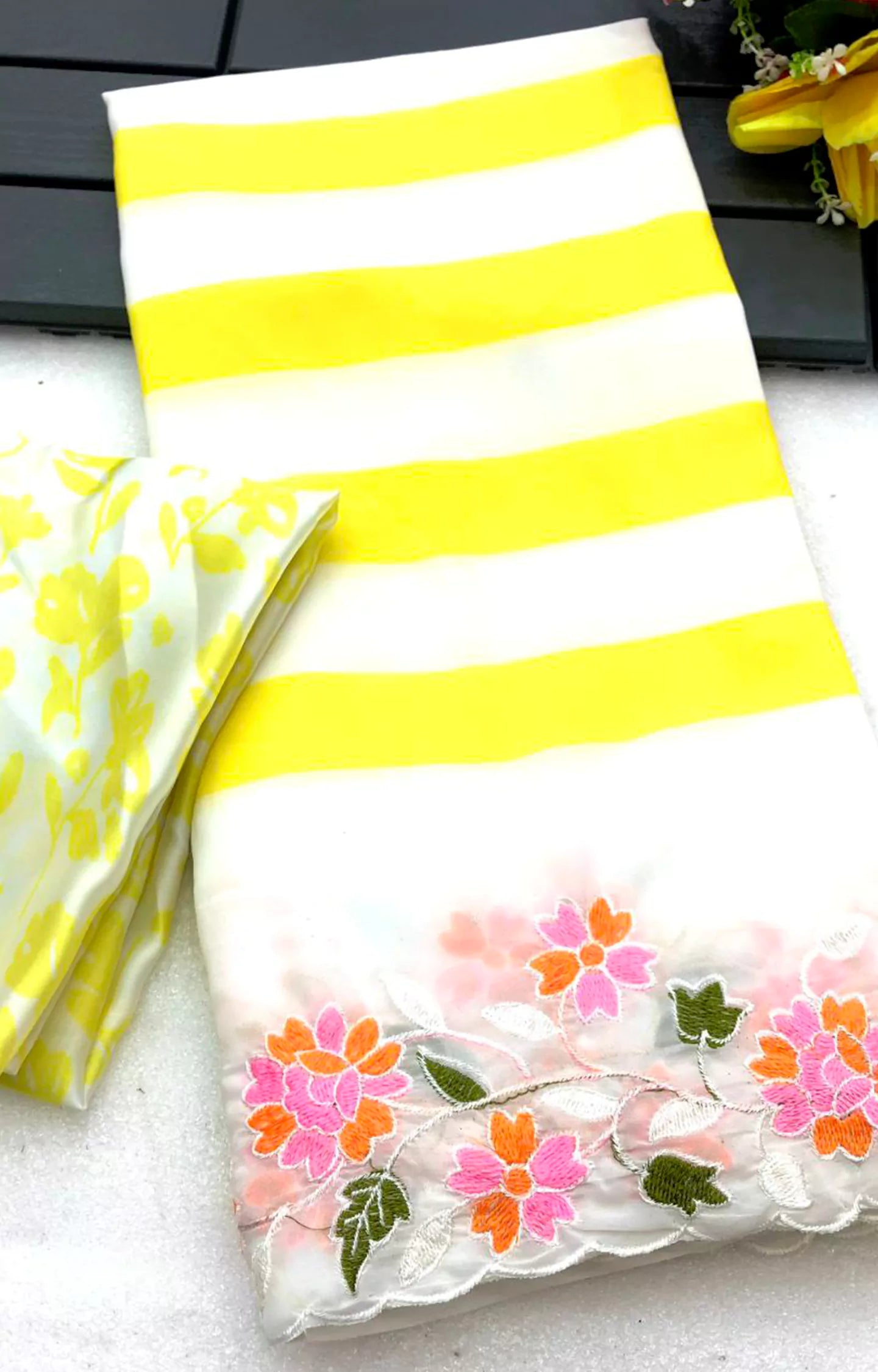 NUHRAIN WEIGHTLESS CHIFFON PRINTED SAREE