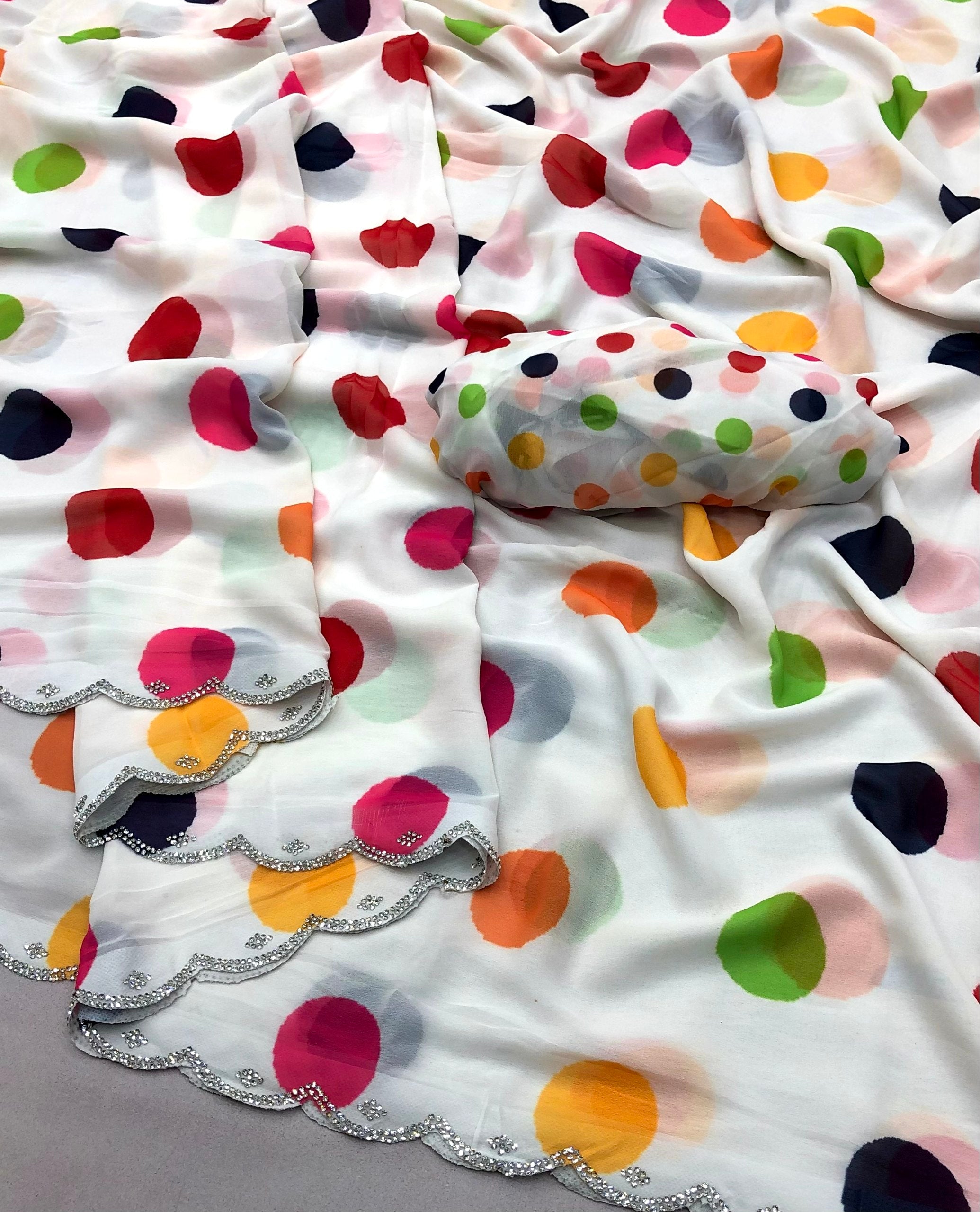 Rimi  Weightless Chiffon Gemotrical Print Saree