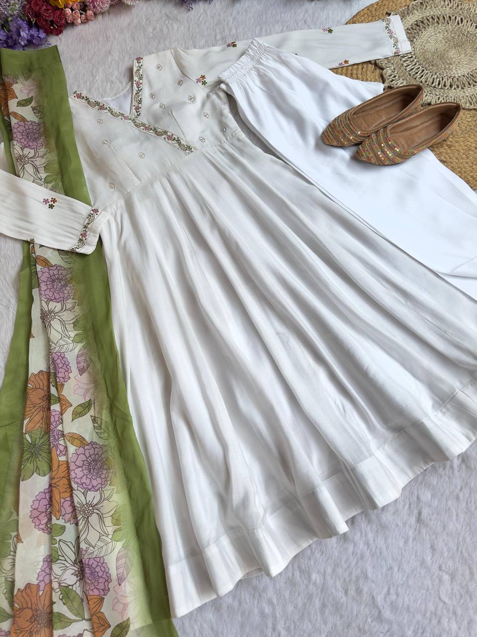 #Color_White